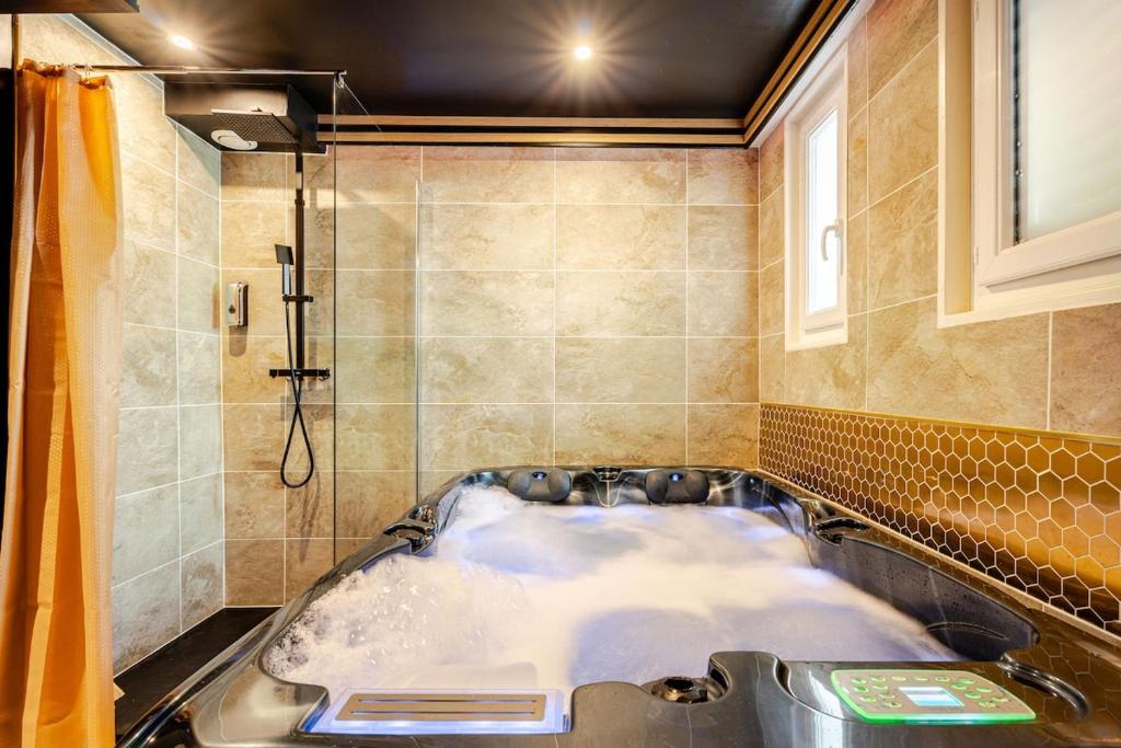 Secret SPA Jacuzzi & Cinema - 3