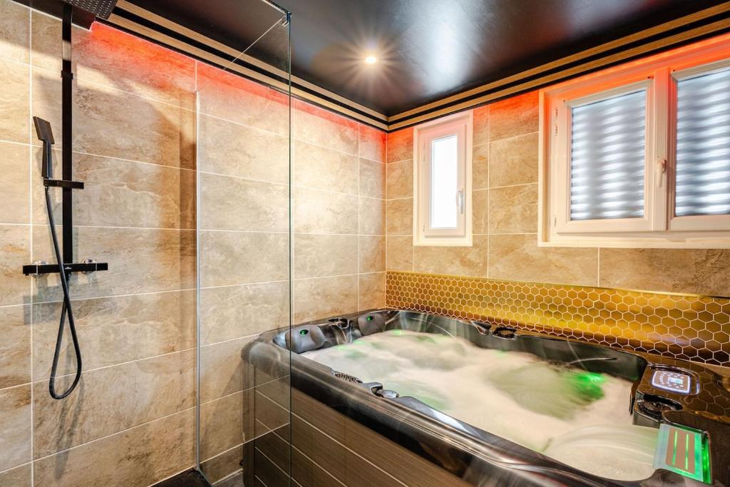 Secret SPA Jacuzzi & Cinema - 1