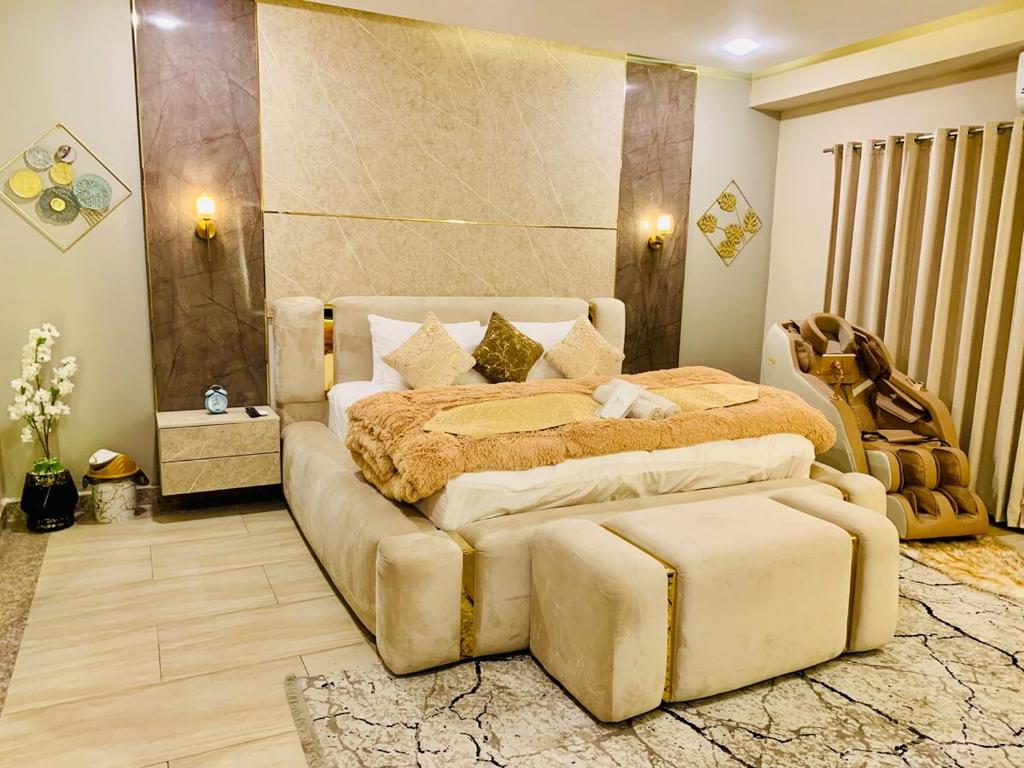 Elegant by 2ndHome Equipped with massage chair, Rávalpindí