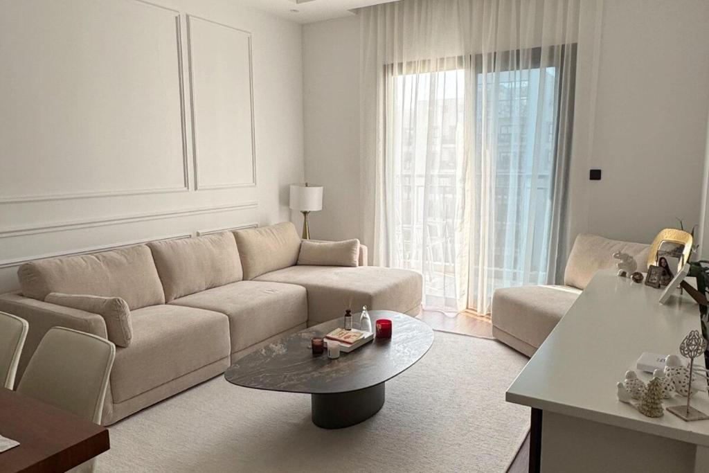 Modern 3BR with Balcony and Pool View , Housemaid, Dubaj