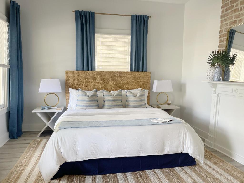 Elegant Duplex Steps to Forsyth!, Savannah