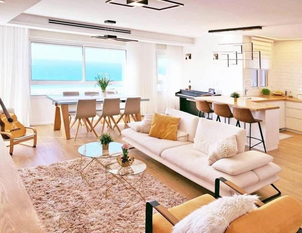 Cozy & Bright Room in Shared Apartment - 15 min from the beach, Haifa