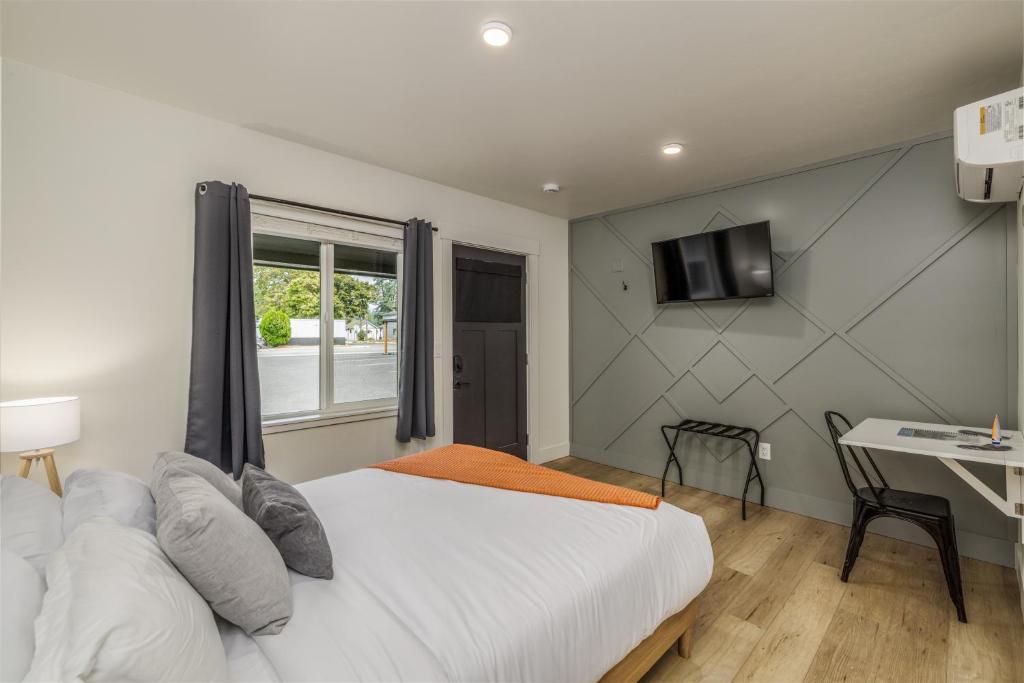 Modern Studio #11 - Food Trucks & Mins to CDA Lake, Coeur d'Alene