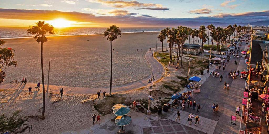 Walk to Santa Monica Beach & Pier I Free Parking!, Los Angeles