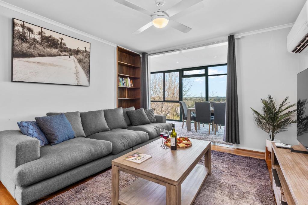 'Above the Trees' - Spectacular Views, Sleeps 10, Lake Albert