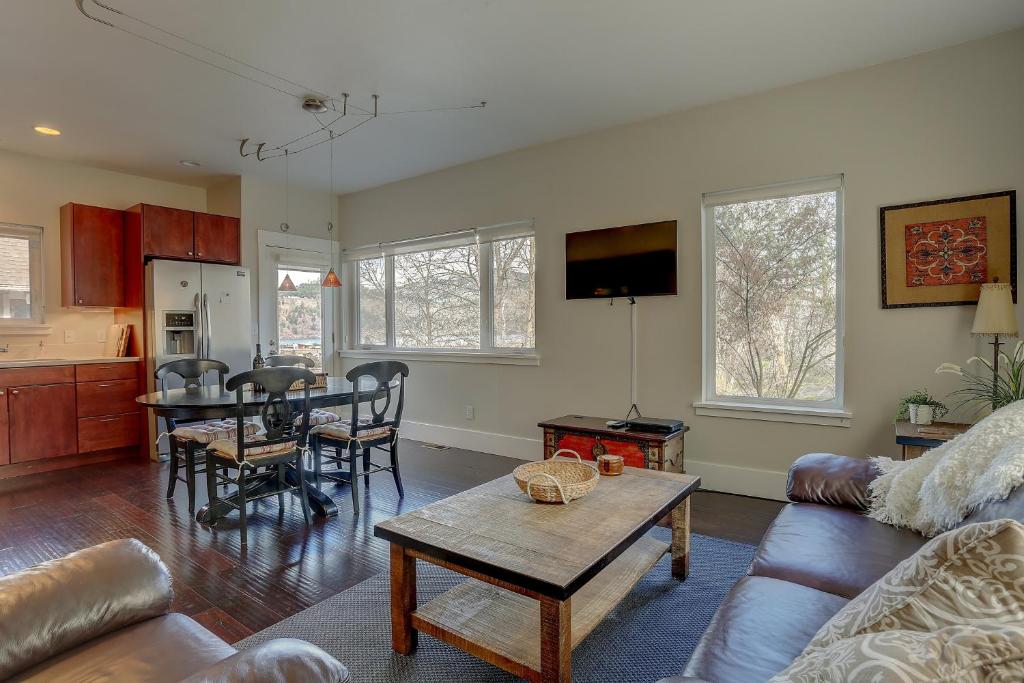 Surfs Up Spacious Hood River Home - 30 Day Minimum Stay home, Hood River