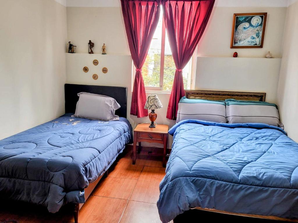 Habitación con dos camas, baño privado, terraza y cocina compartida en Miraflores, Lima