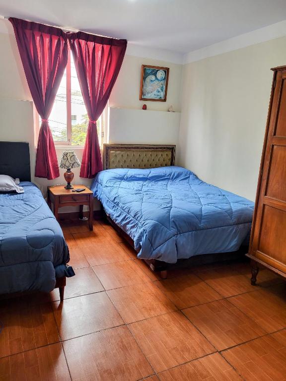 Habitación con dos camas, baño privado, terraza y cocina compartida en Miraflores - 2