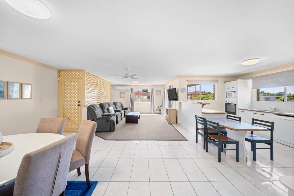 Coastal Comforts with Pumicestone Passage Views, Bellara