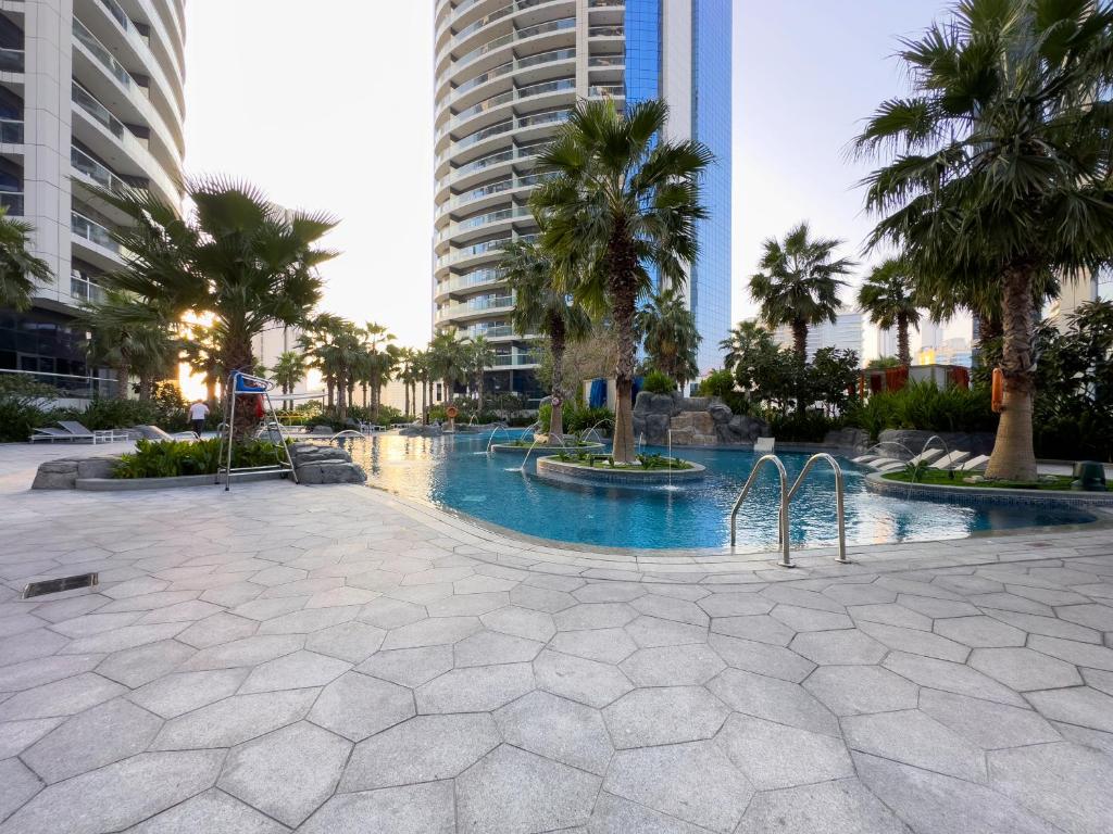 Charming 2BR SURF 2Beach Access Spots Filling Fast, Dubaj