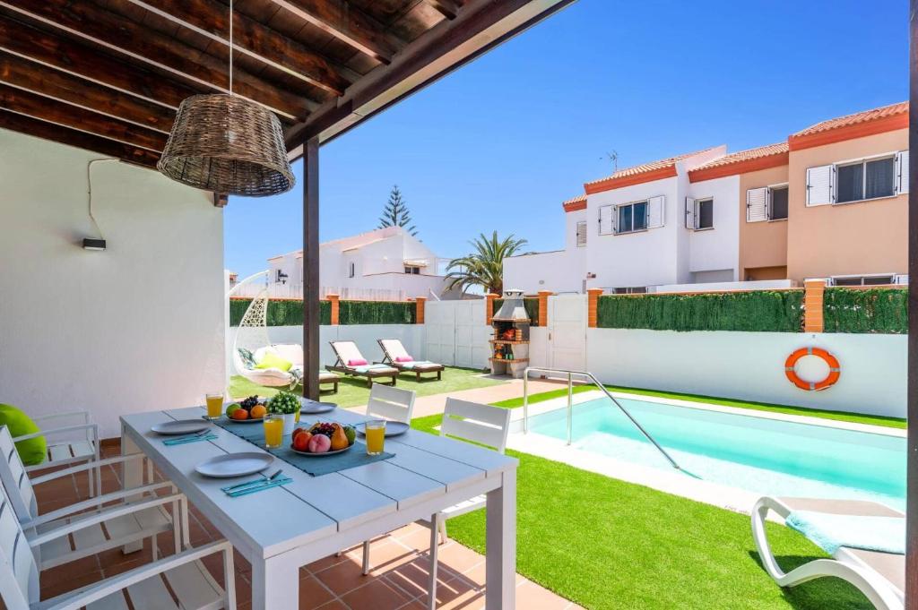 Villa Enrique by Villa Plus - 3
