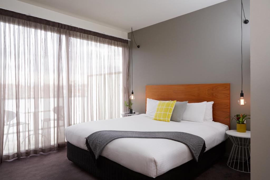St Kilda Hotels with Car Parking in Melbourne Book at