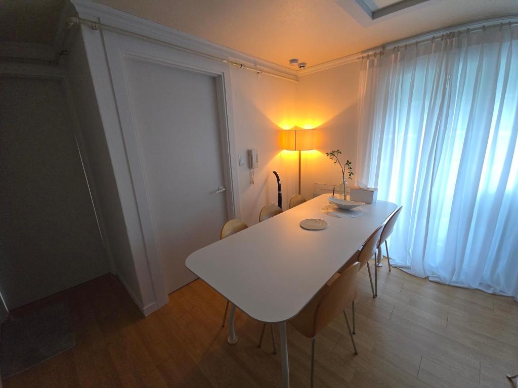 대구 앞산 아파트의 넓은 침실과 침구