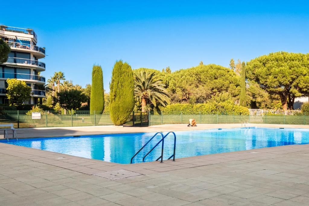 Pretty Flat in the Sun, Mandelieu-la-Napoule