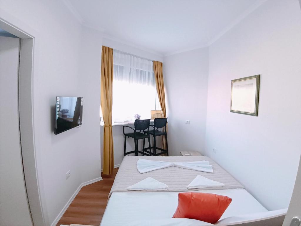 Auras sweet home, Tirana