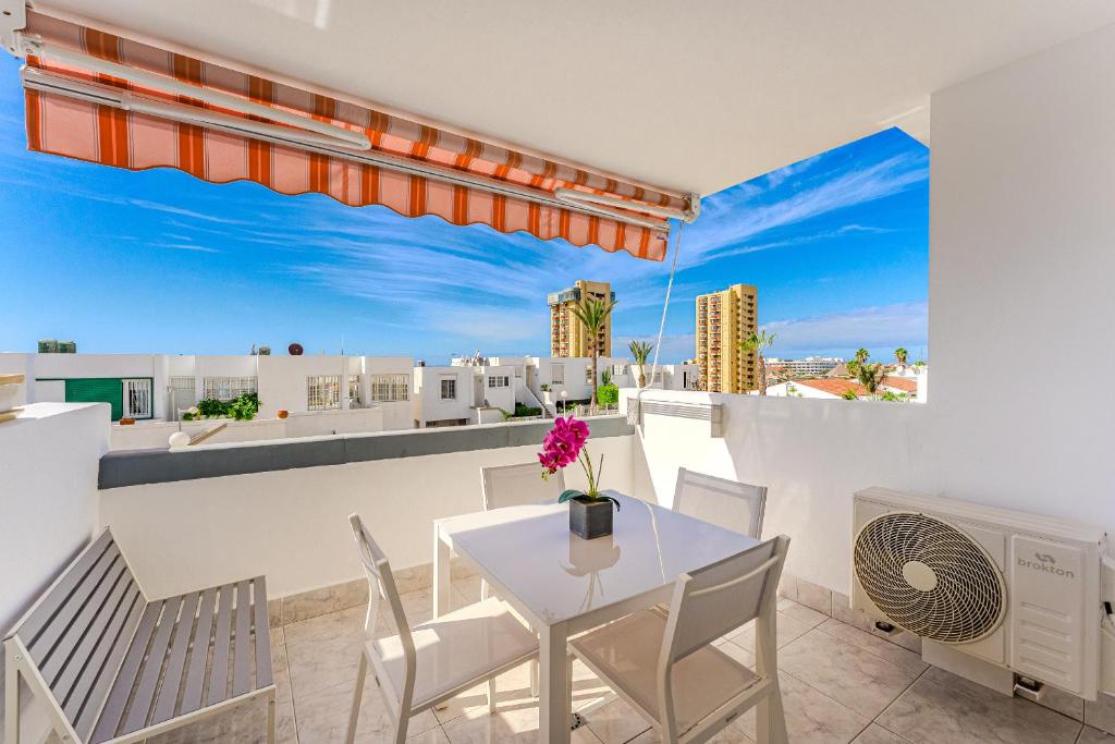 New apartment in Los Cristianos Renovated with AC, Steps from Playa Las Vistas - 3