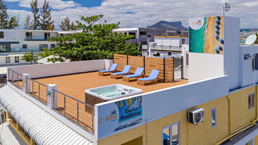 C-side Studios - newly fully renovated beachfront residence with rooftop jacuzzi, Flic-en-Flac