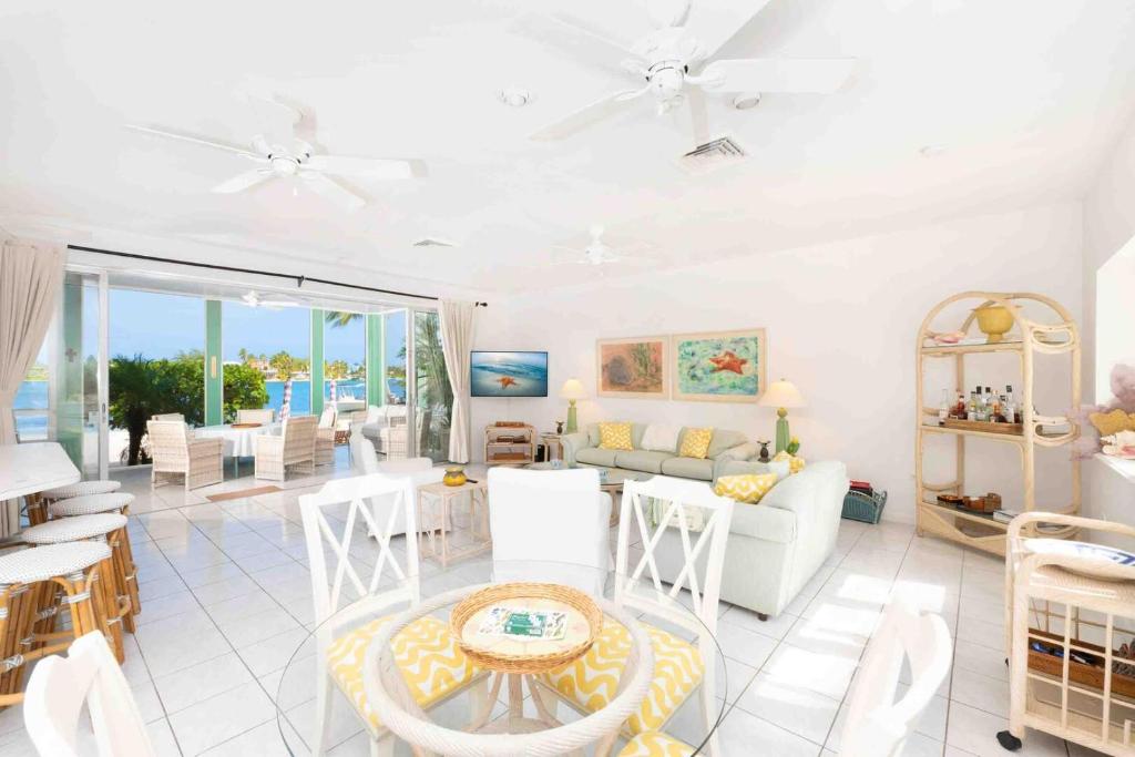 Old Danube - Elegant Oceanfront Villa with Stunning Caribbean Views, Driftwood Village