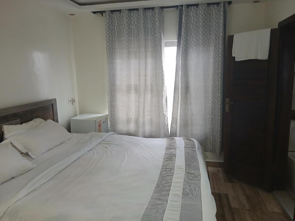 MV Grand Hotel, Apenkwa