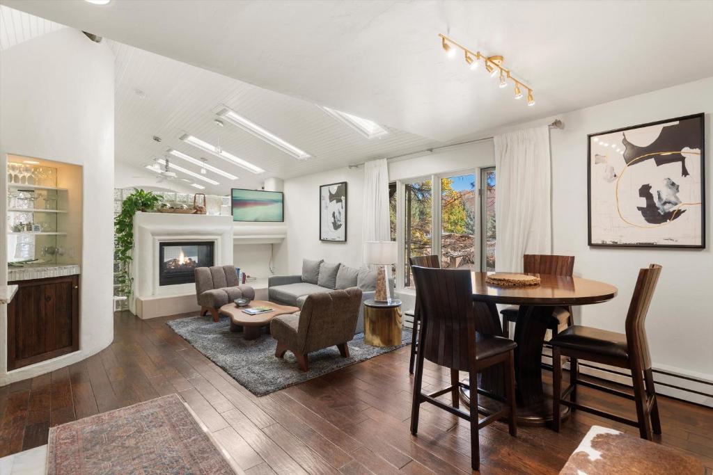 Aspen Stash Pad with Fireplace, Parking, W/D, Aspen