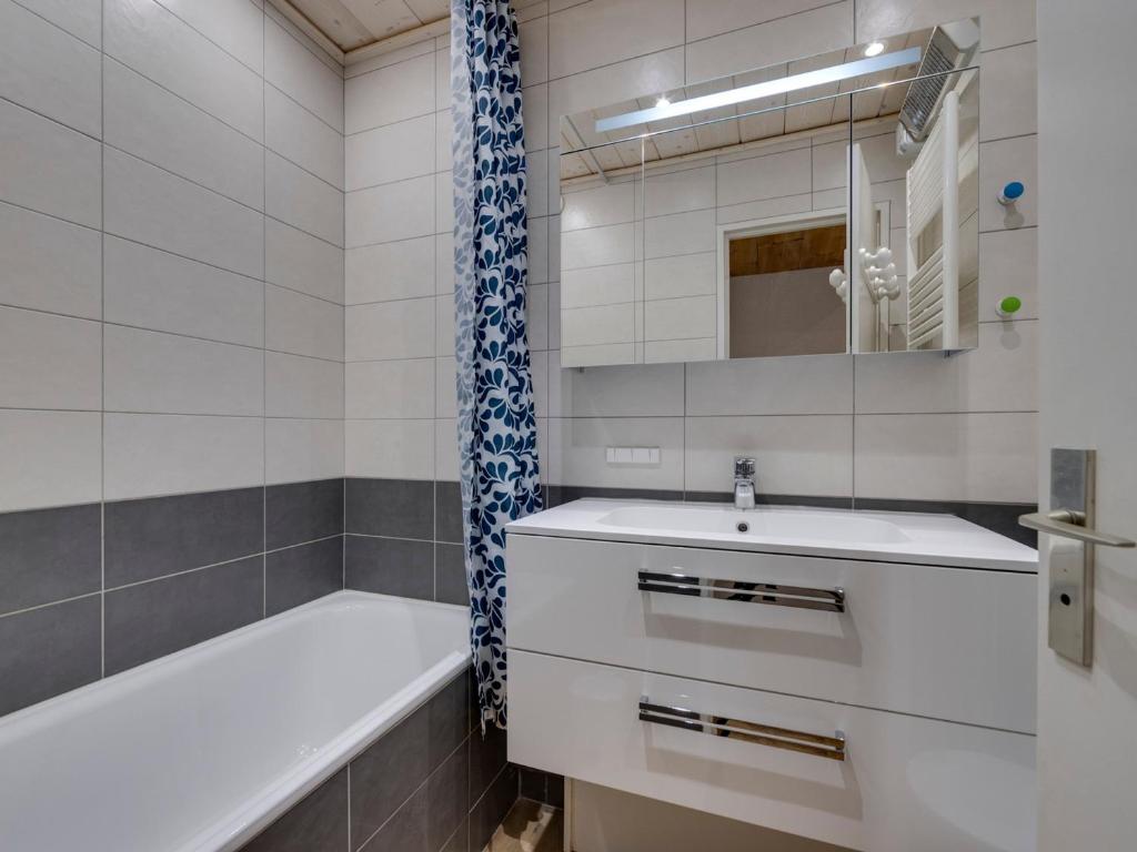 Appartement rénové 2 pièces, proche pistes, balcon - FR-1-502-575 - 4