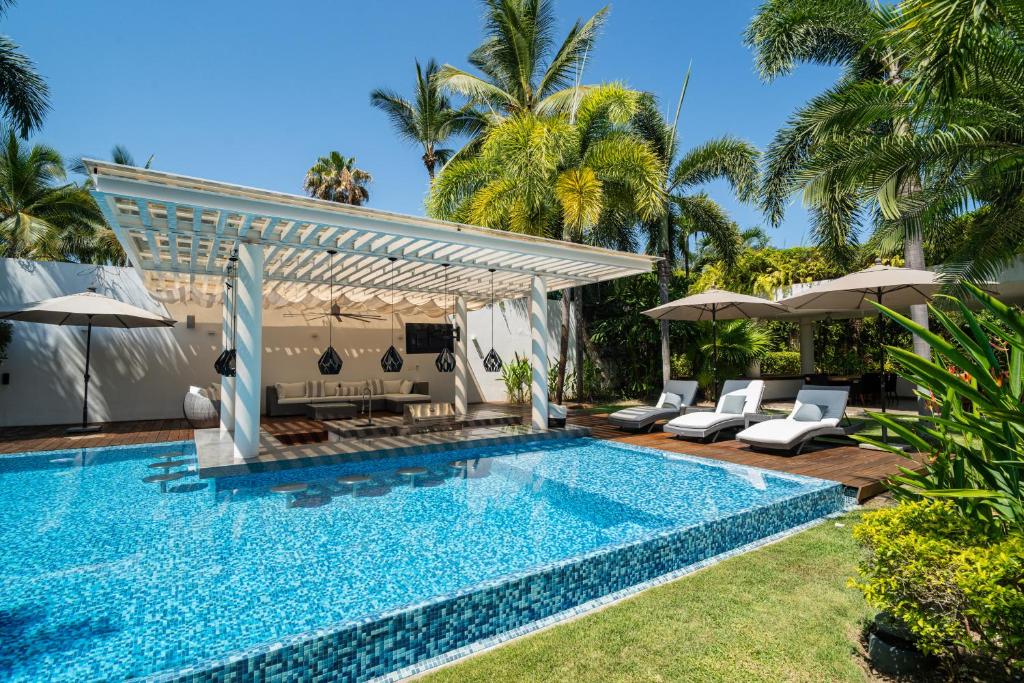 Luxury Villa Waterfront - 1