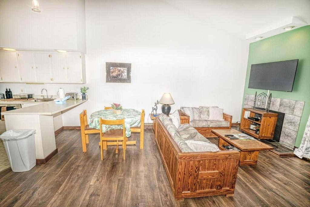 Gateway Condo A25, Mendon