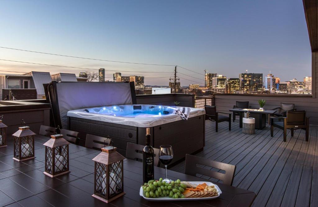 Urban Row - Rooftop Hottub - Heart of Gulch, Nashville