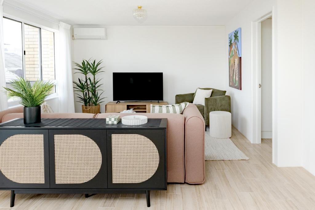 Sol Cove - 2 min walk to beach, parks and dining, Caloundra