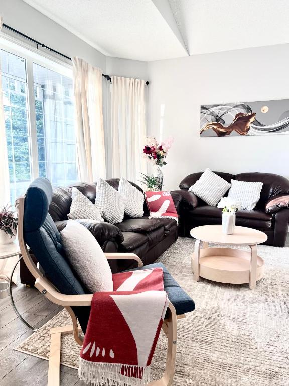 Spacious main floor suite in Detached Bungalow with Parking & Kitchen, Calgary