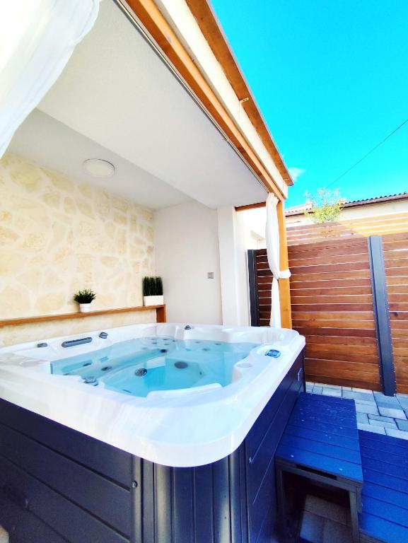 Tonina - private jacuzzi, free parking, terrace, Split