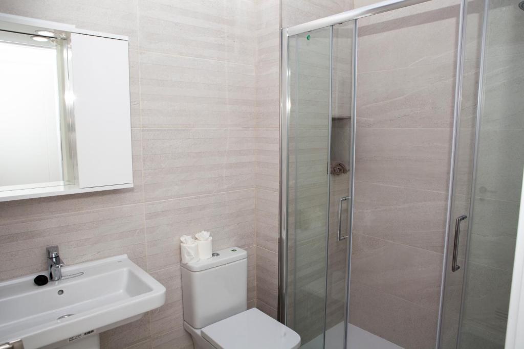 Brand-New 2-Bedroom Apartment, 500m from the Beach - 3