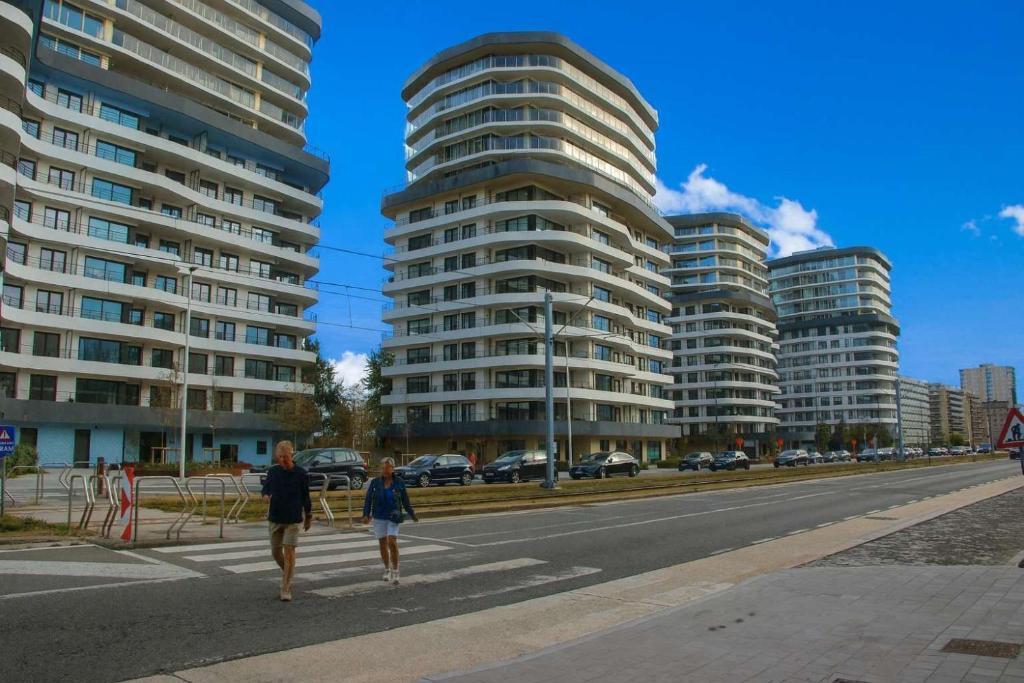 Beachfront Apartment - Stunning Views Balcony City Access, Ostende