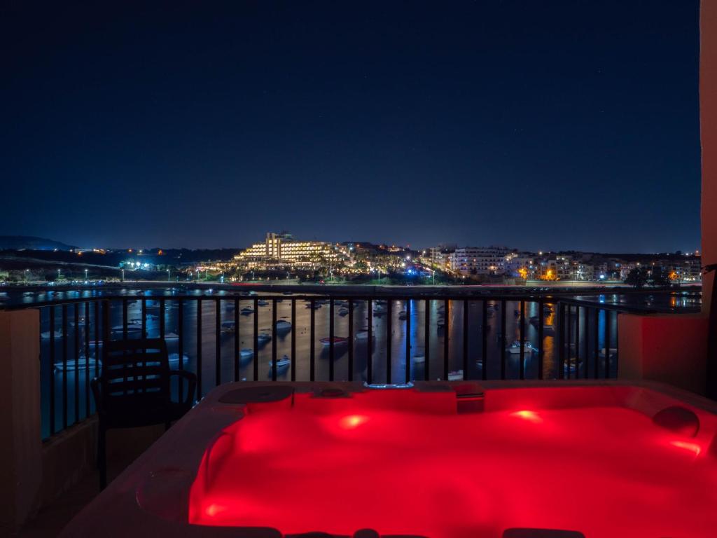 Shoreline Hideaway - Cross Over to the Beach!, St Paul's Bay