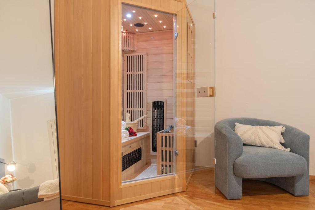 Perugia urban retreat and Light Sauna on king bed - 2