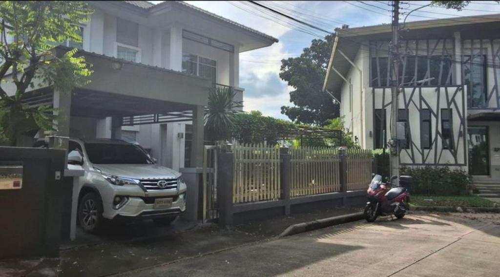 Spacious Entire House with shared Fitness Room and Shared Indoor Pool in club, Pathum Thani