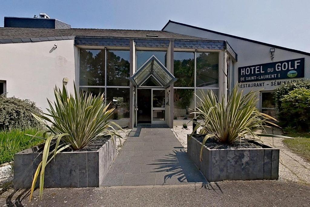 Hôtel du Golf de Saint-Laurent,The Originals Relais エントランス