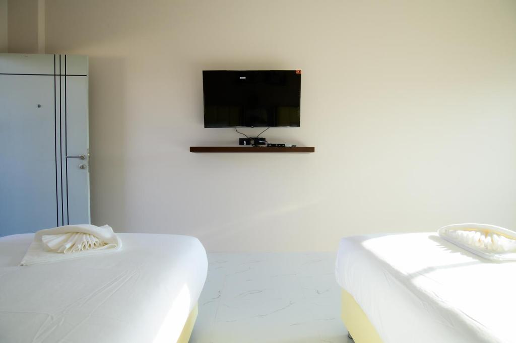 Shared lounge/TV area