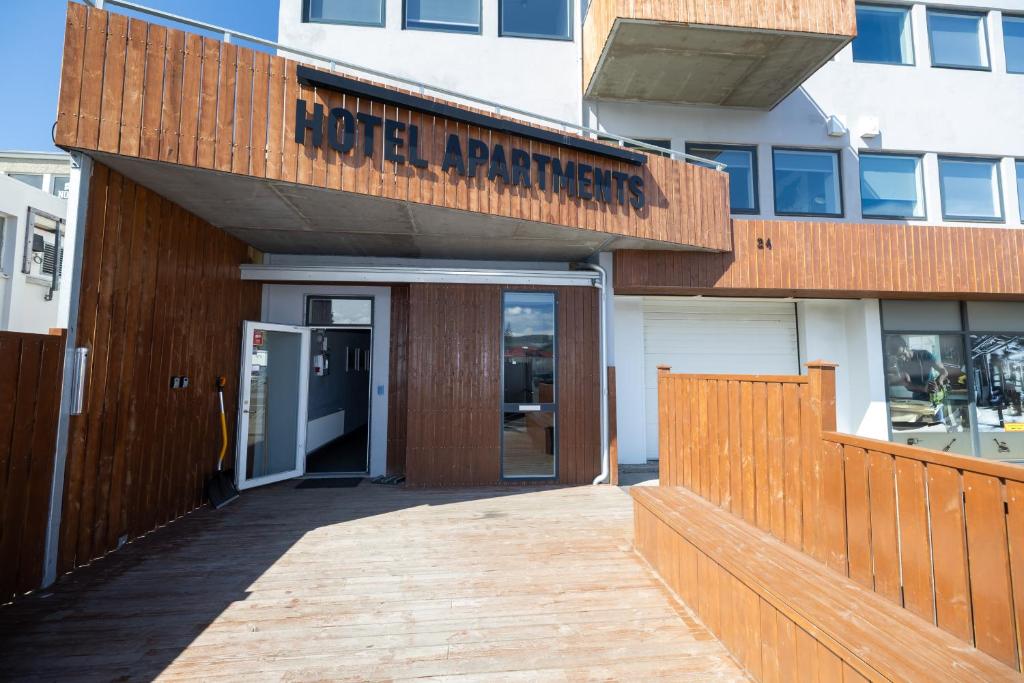 LL Properties - TB24 Elegant Escape w Hot-tub Access, Akureyri