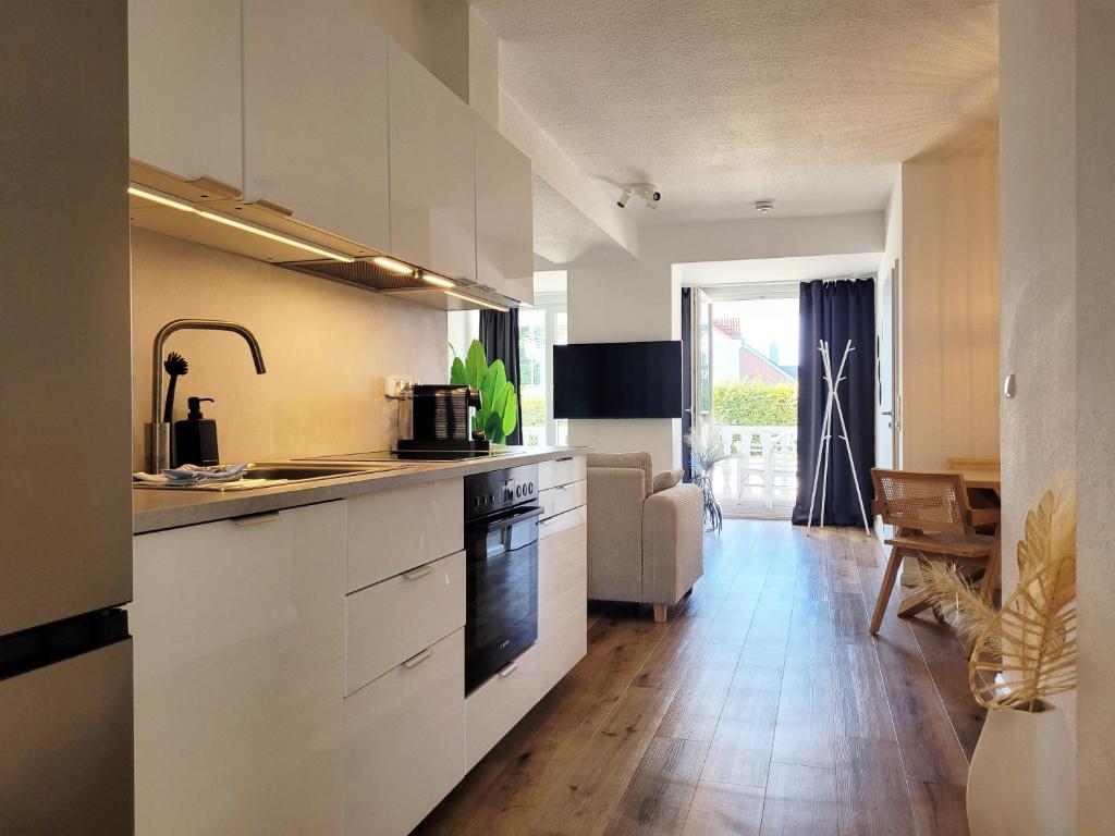 Ferienwohnung mit Meerblick und Terrasse - Nur 50 Meter zum Strand - inklusive eigenem Parkplatz und Fahrradunterstellplatz, Sierksdorf