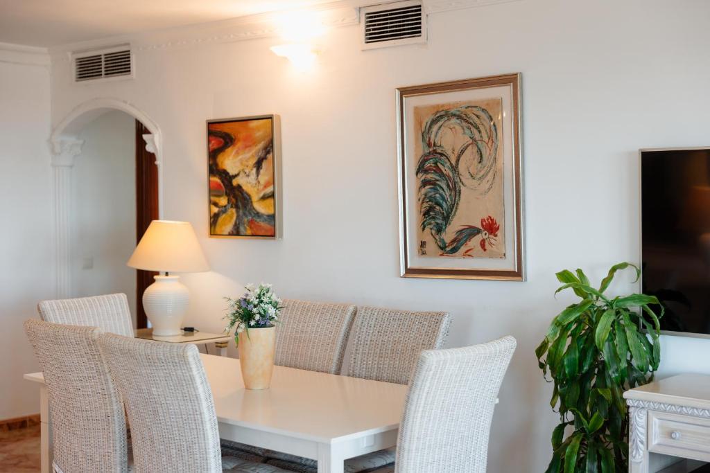 Beachfront apartment with panoramic sea views, private parking, swimming pools and mini golf - 5