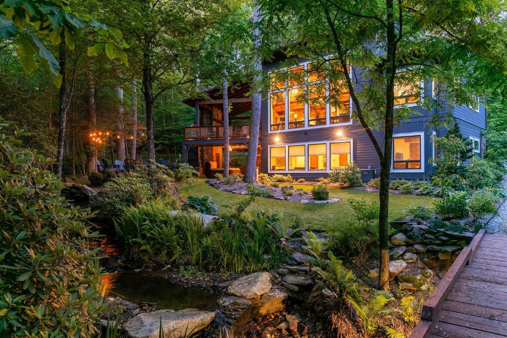 A Robins Nest, Blowing Rock