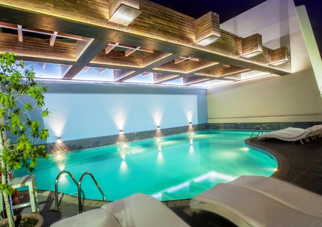 Swimming pool, Capitol Hotel in Dubai