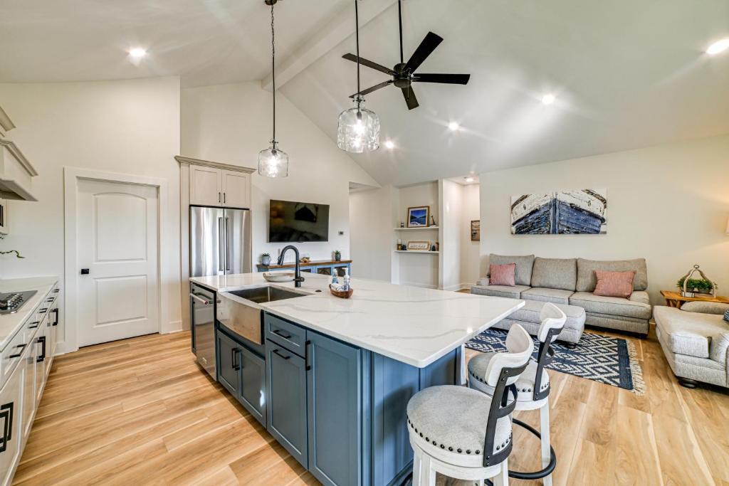 Lake View and Deck Group Getaway in Grand Rivers!, Grand Rivers