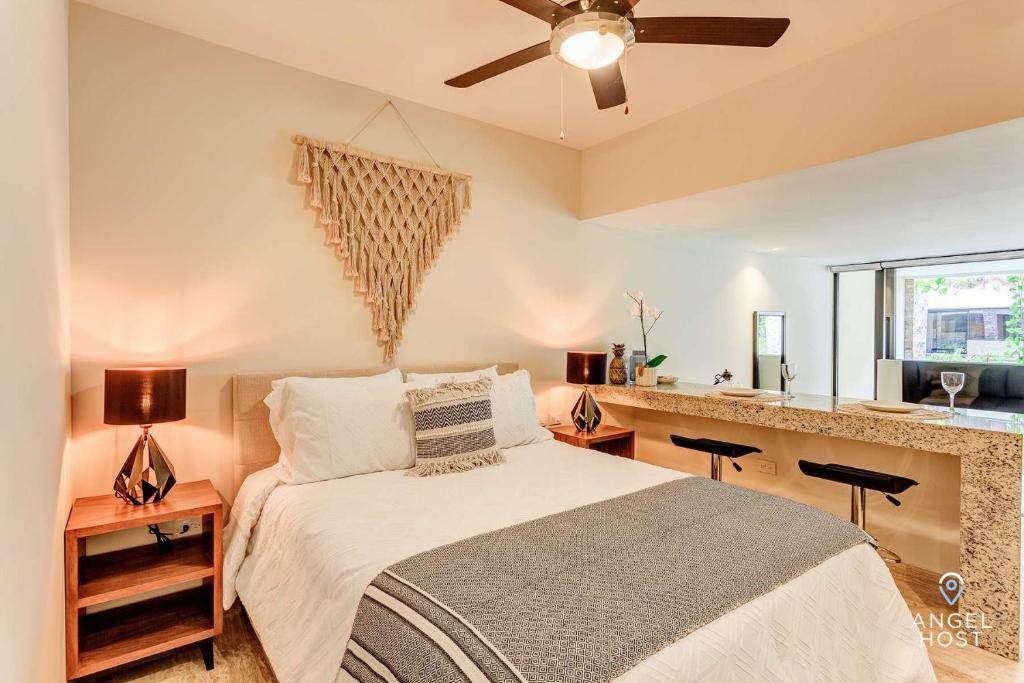 Chic Studio with Roof Pool & Gym Near 5th & Beach - 4