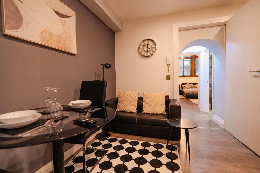 Central Cardiff One-Bedroom Apartments with Fast WiFi, Parking & Self Check-In, Cardiff