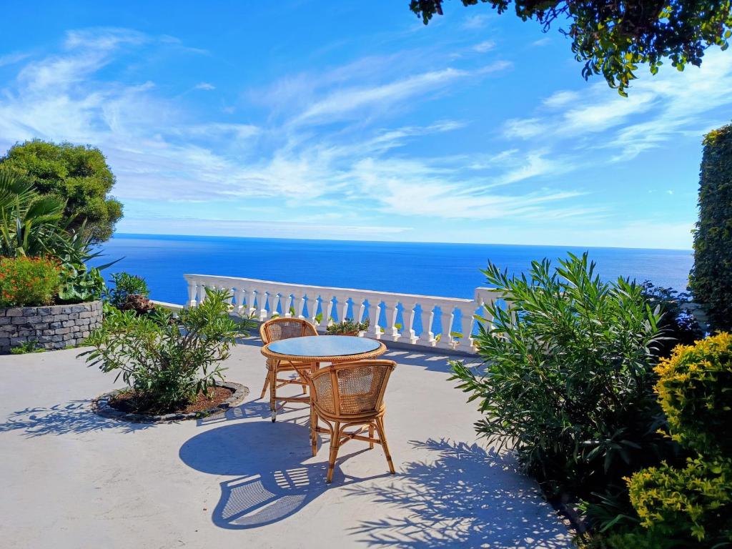 Private Oceanfront Cottage with 180 degree Sea View, 100 m Terrace, Funchal