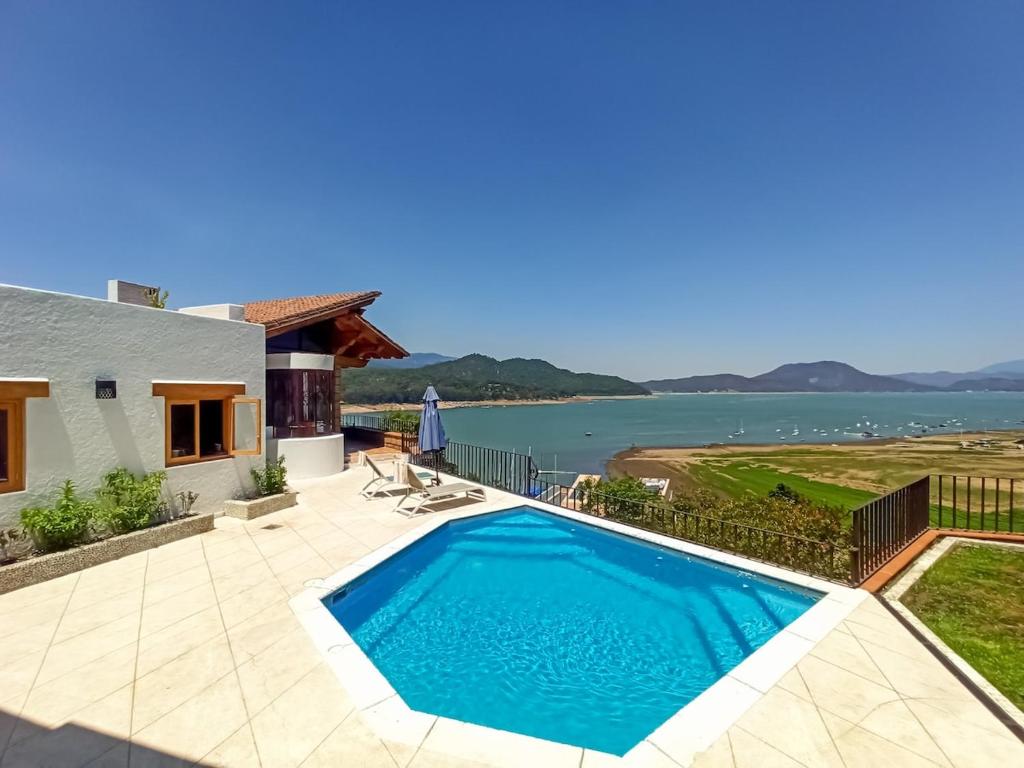 Rustic house with stunning lake view, Valle de Bravo