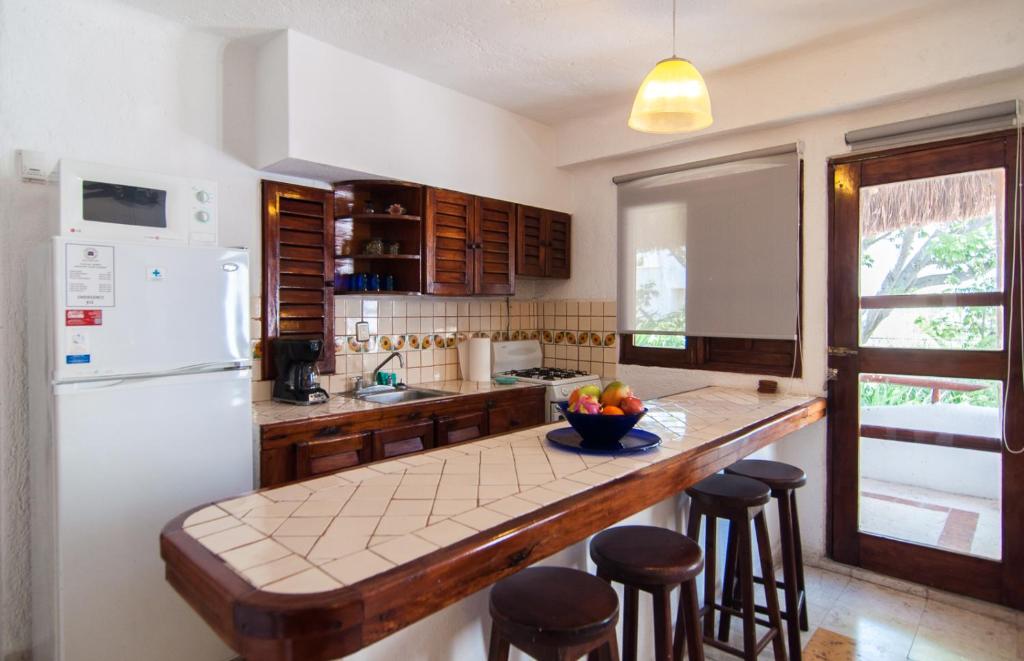Private Terrace 3 blocks to Mamitas & 5th Ave, Gated with Pool - 5