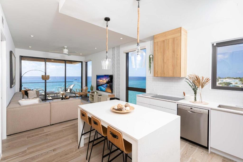 SeaDreams 8 - Luxury Condo with Shared Pool, Hot Tub, Rooftop Lounge, West Bay